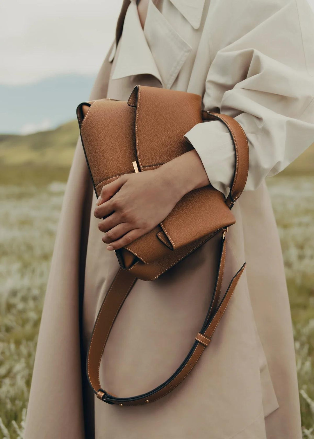 Anita — Borsa Donna a Mano Media in Pelle con Patta e Tracolla, Lina Milano