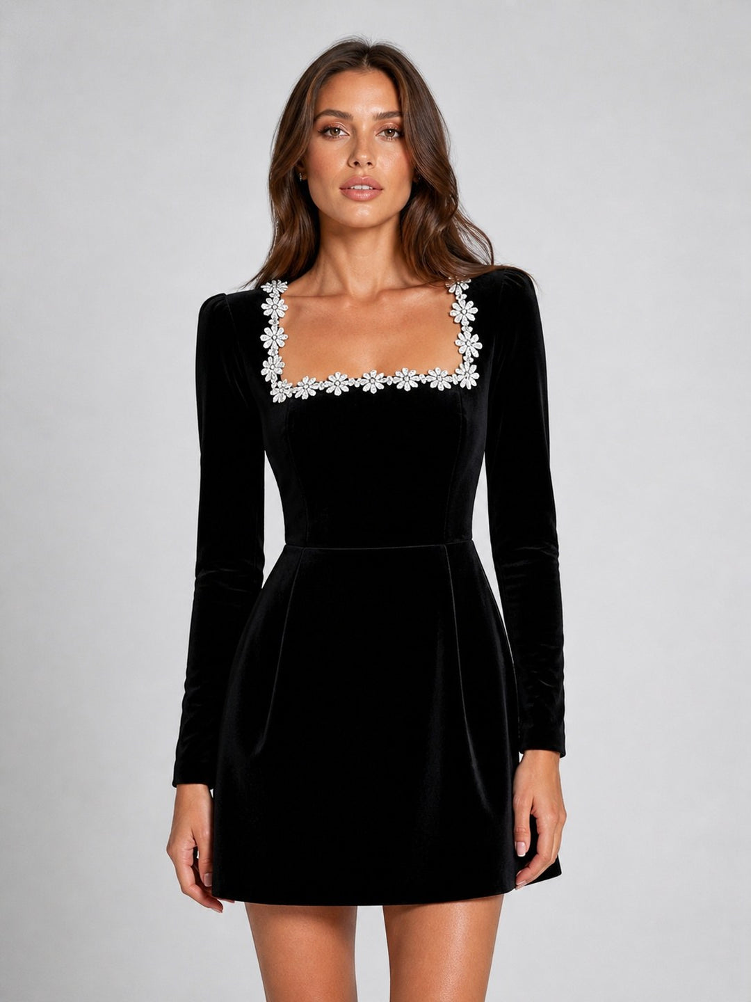 Carla — Vestito in Velluto Donna Corto con Scollo Quadrato Gioiello, Lina Milano